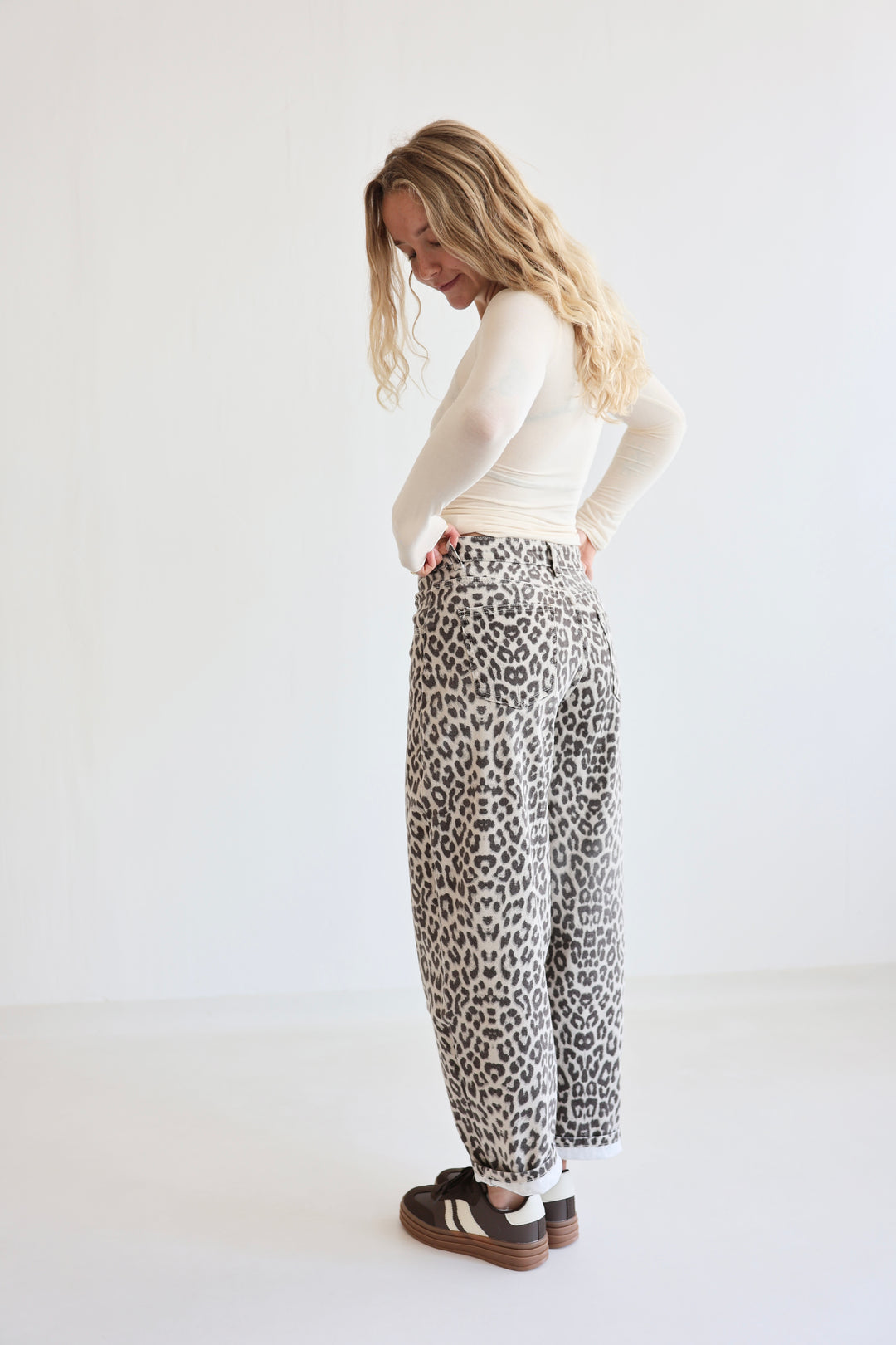 Barrel Jeans mit Leoprint