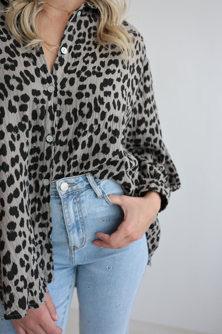 Kurzes Blusenhemd aus Musselin mit Leoprint Leolove