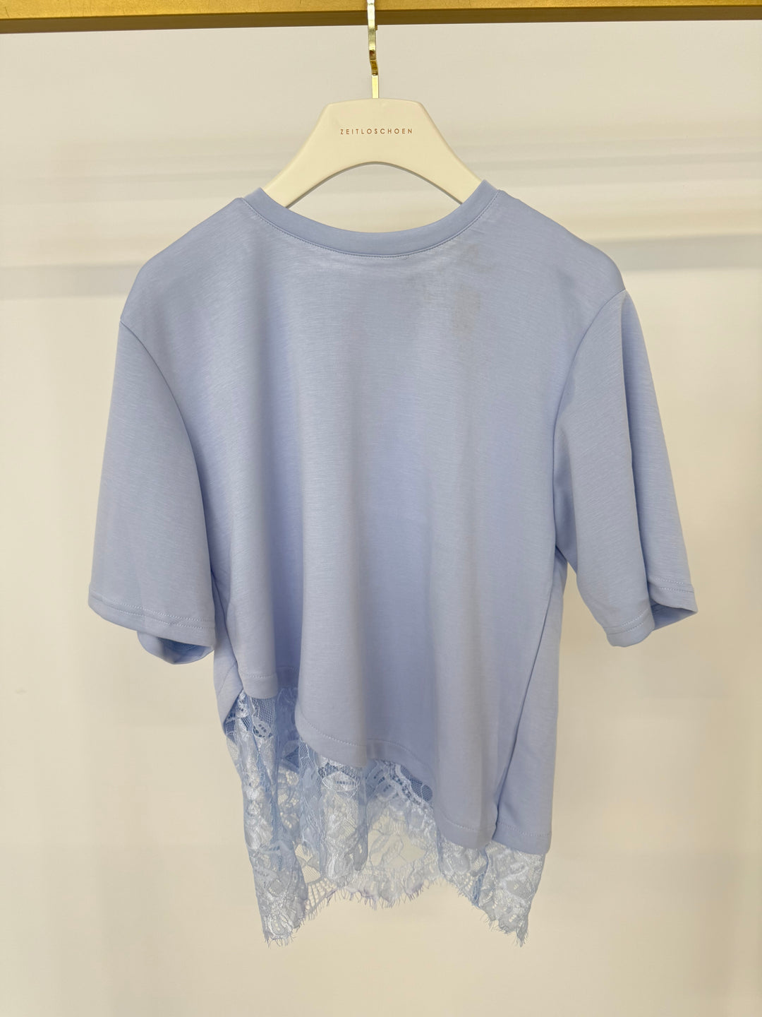 T-SHIRT MIT ASYMMETRISCHEM SPITZENSAUM SOFT BLUE GR.S/M (B-WARE)