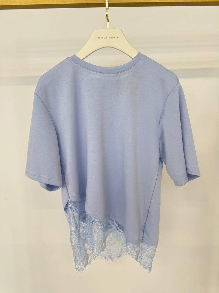 T-SHIRT MIT ASYMMETRISCHEM SPITZENSAUM SOFT BLUE GR.S/M (B-WARE)