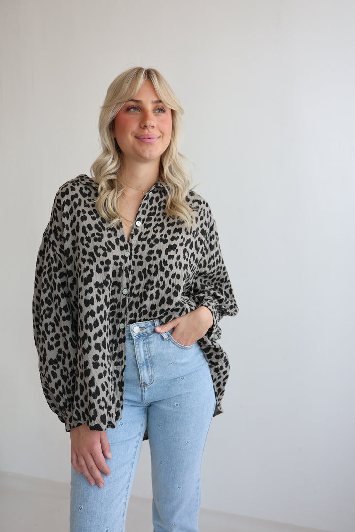 Kurzes Blusenhemd aus Musselin mit Leoprint Leolove