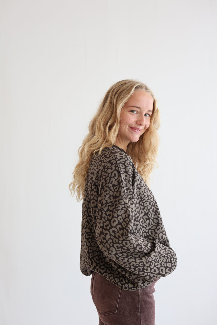 Sweater mit Leoprint