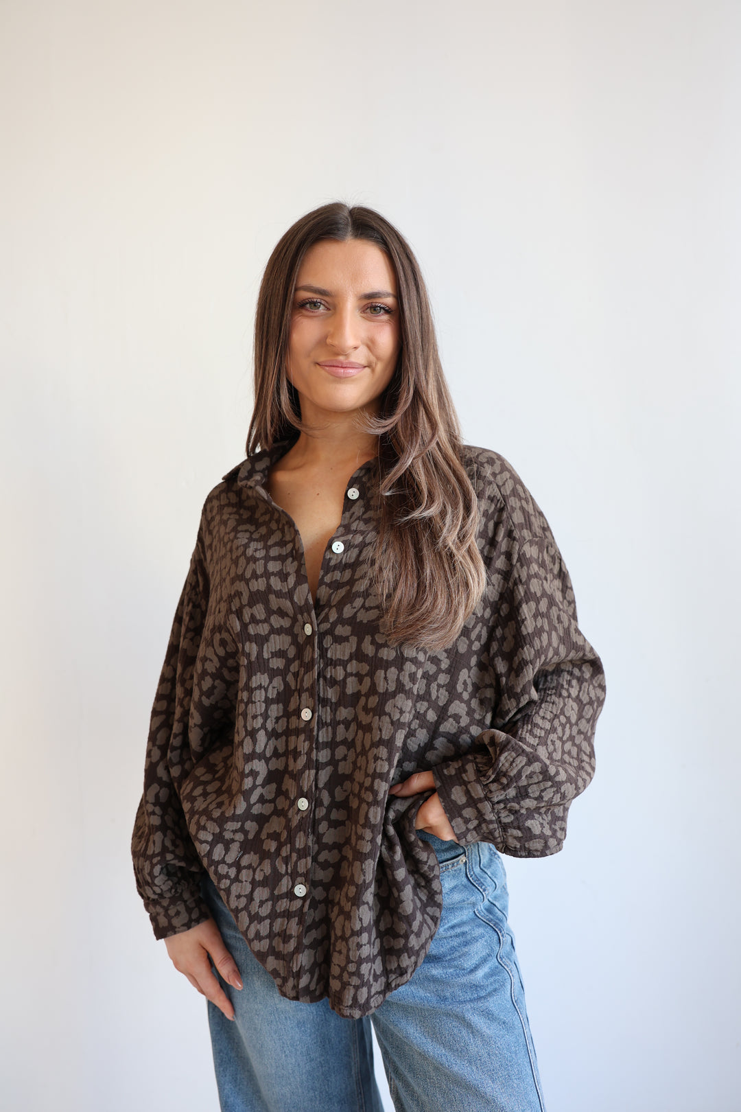 Kurzes Blusenhemd aus Musselin mit Leoprint Leolove