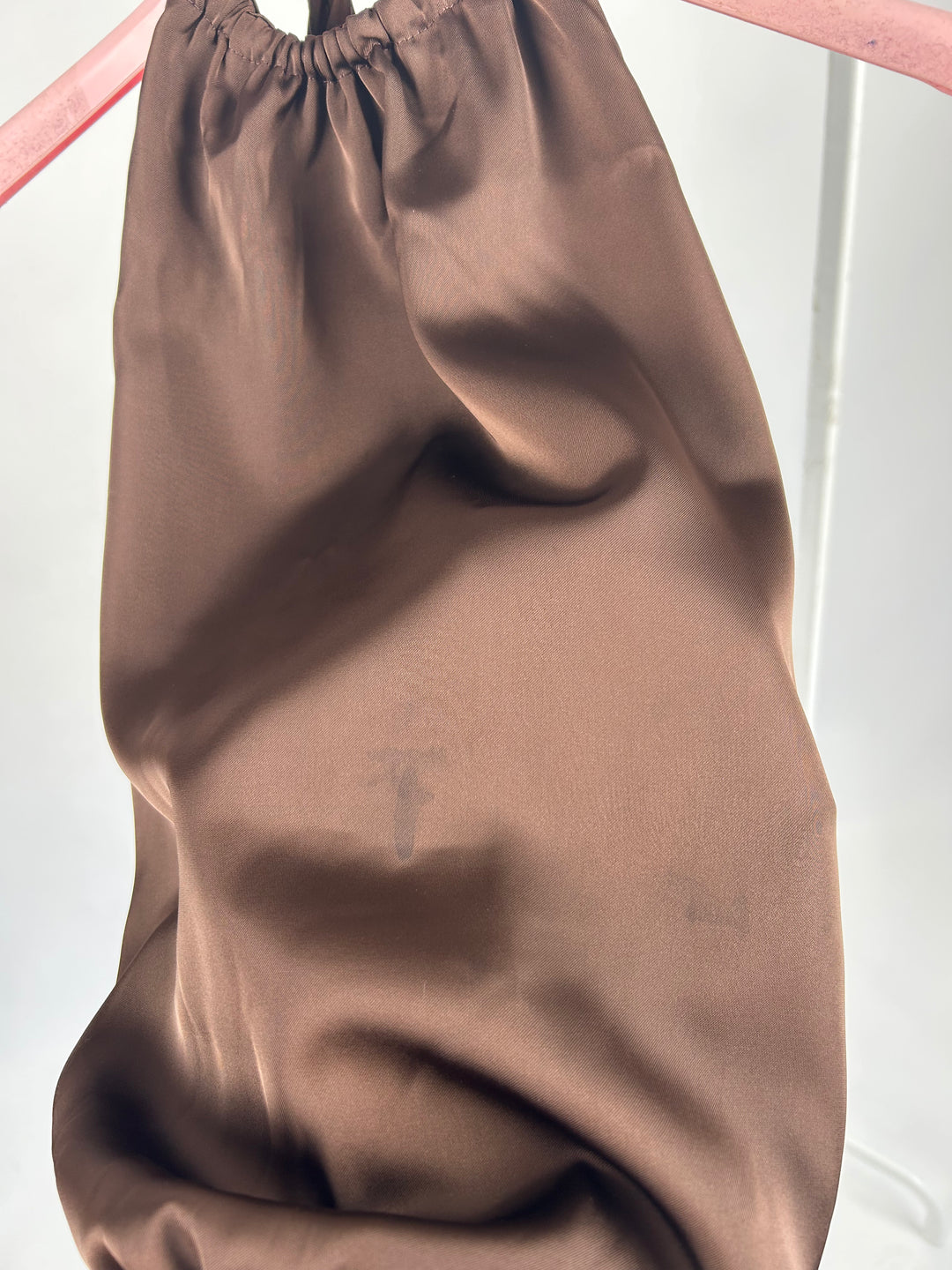 RÜCKENFREIES TOP IN SATINOPTIK COFFEE GR.S/M (B-WARE)