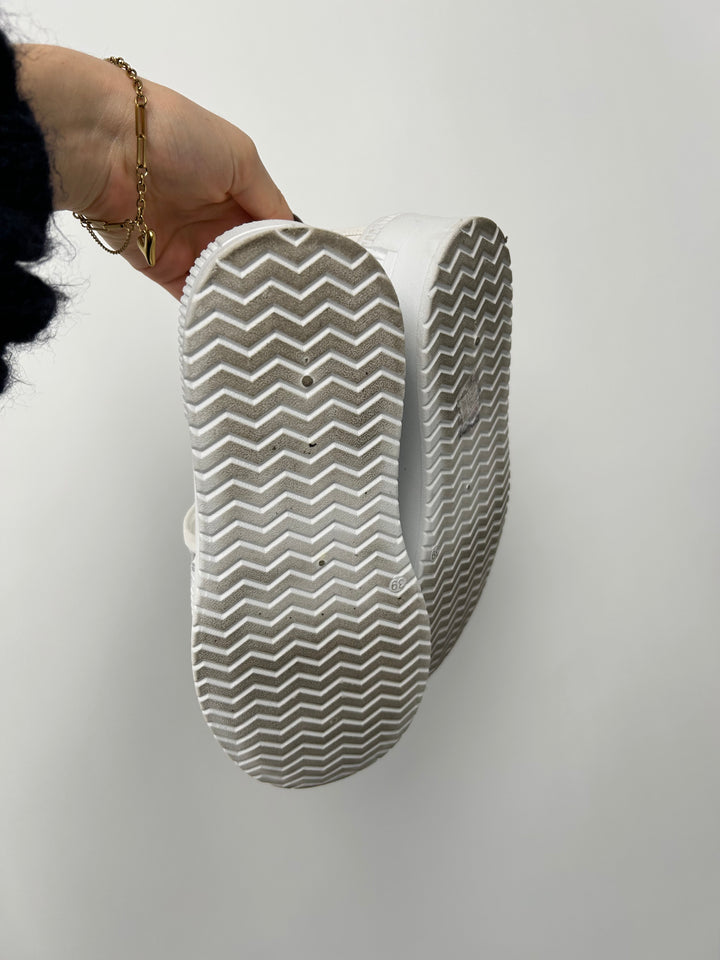 PLATEAU SNEAKER ON CLOUD GR.39 (B-WARE)