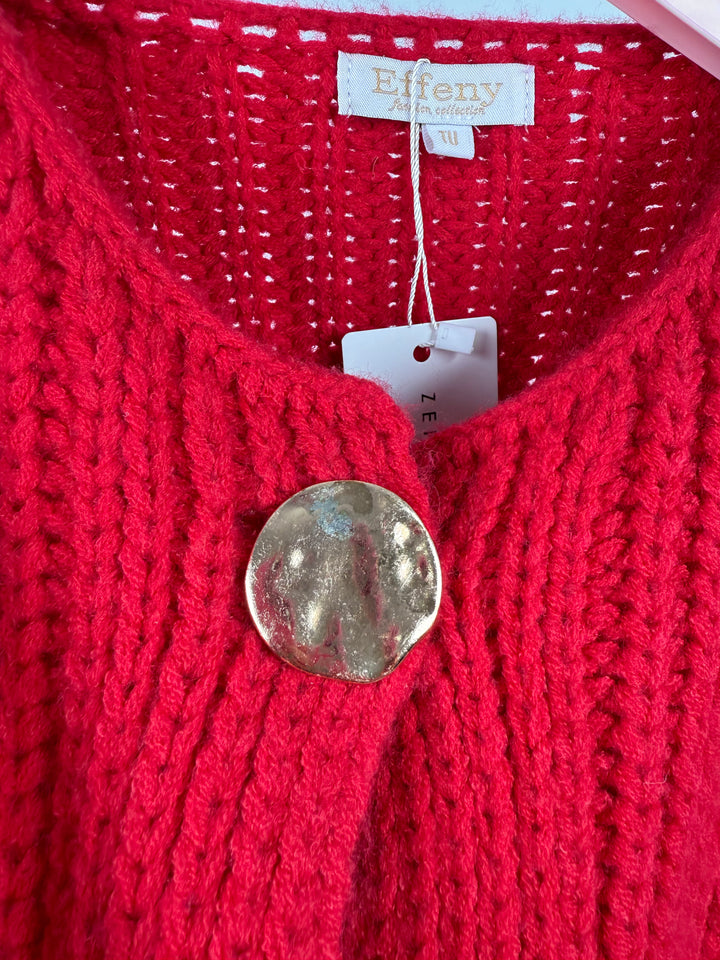 GROBE STRICKJACKE MIT GOLDENEN KNÖPFEN ROT (B-WARE)