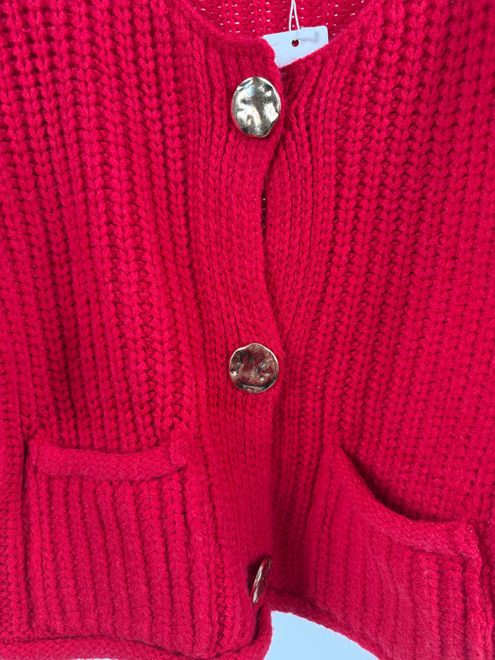 GROBE STRICKJACKE MIT GOLDENEN KNÖPFEN ROT (B-WARE)