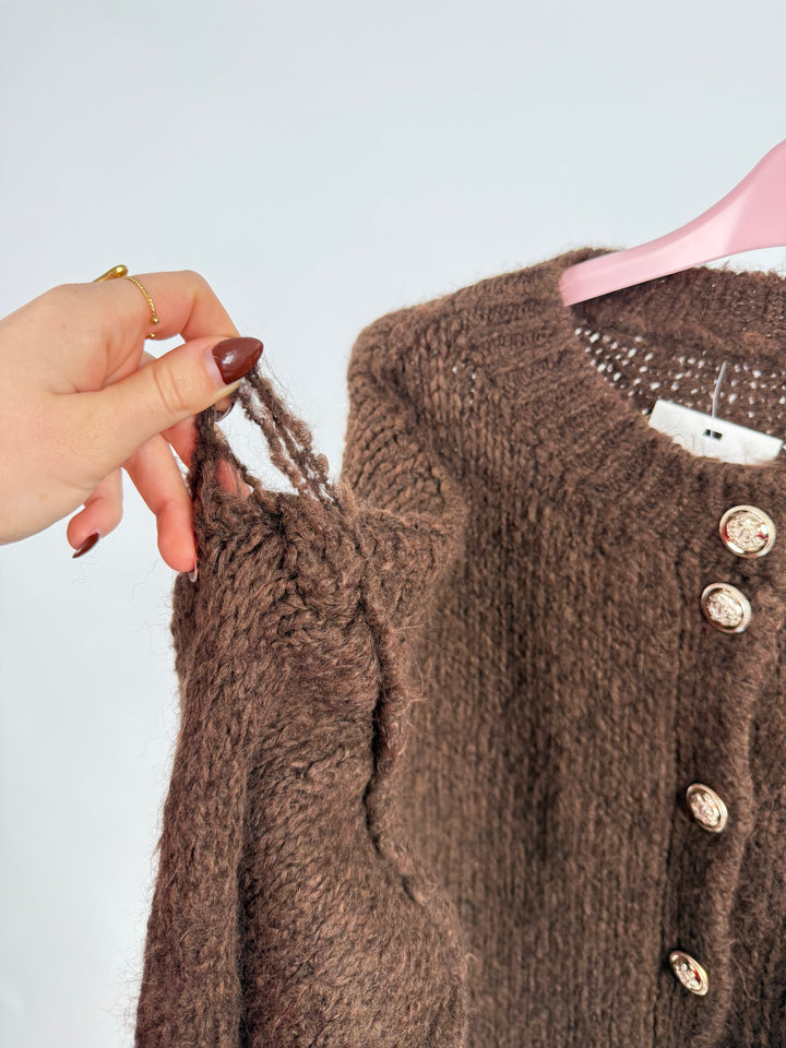 KURZER OVERSIZE CARDIGAN MIT GOLDENEN MANSCHETTENKNÖPFEN CLAIRE DARK CHOCOLATE (B-WARE)