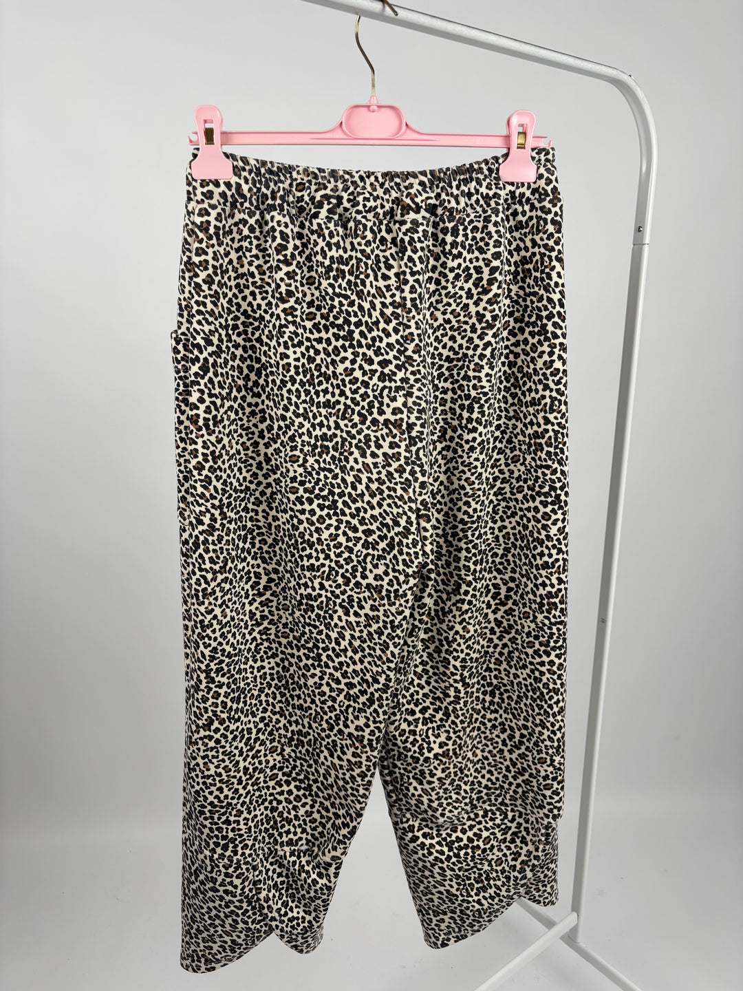 SWEATPANTS MIT LEOPRINT EVERYDAY BEIGE (B-WARE)
