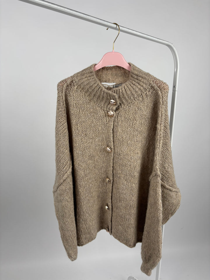LANGER OVERSIZE CARDIGAN MIT GOLDENEN MANSCHETTENKNÖPFEN CLAIRE TAUPE (B-WARE)