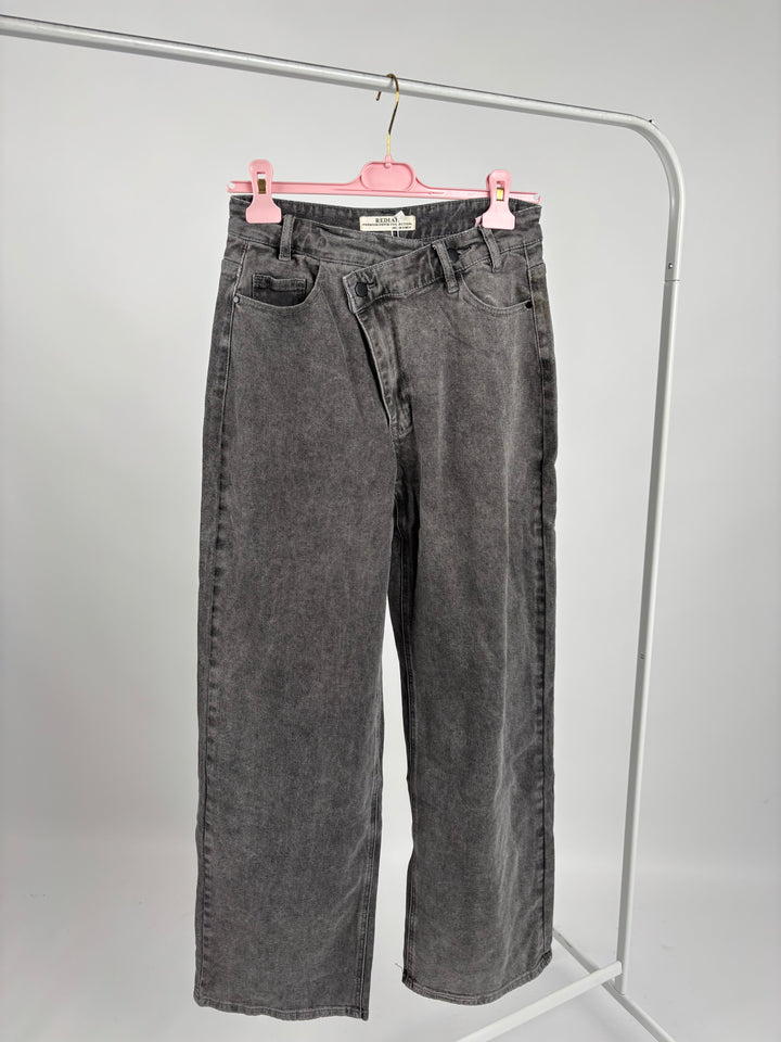 ASYMMETRISCHE STRAIGHT FIT JEANS DARIA GR. 38 (B-WARE)