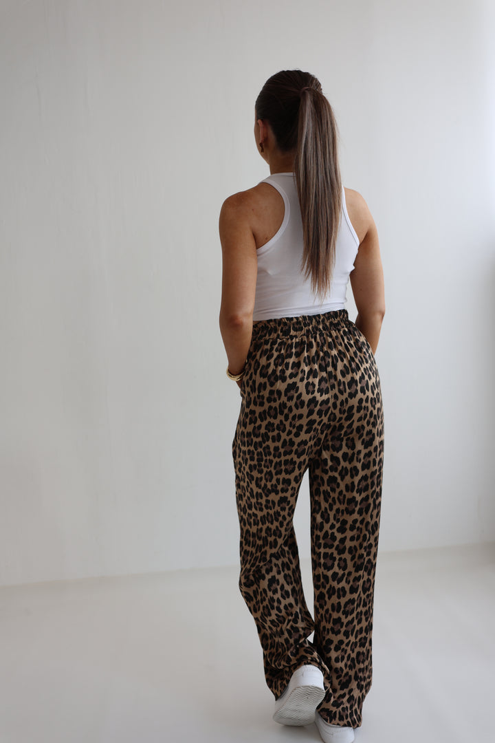 Lockere Hose mit Leoprint Lion