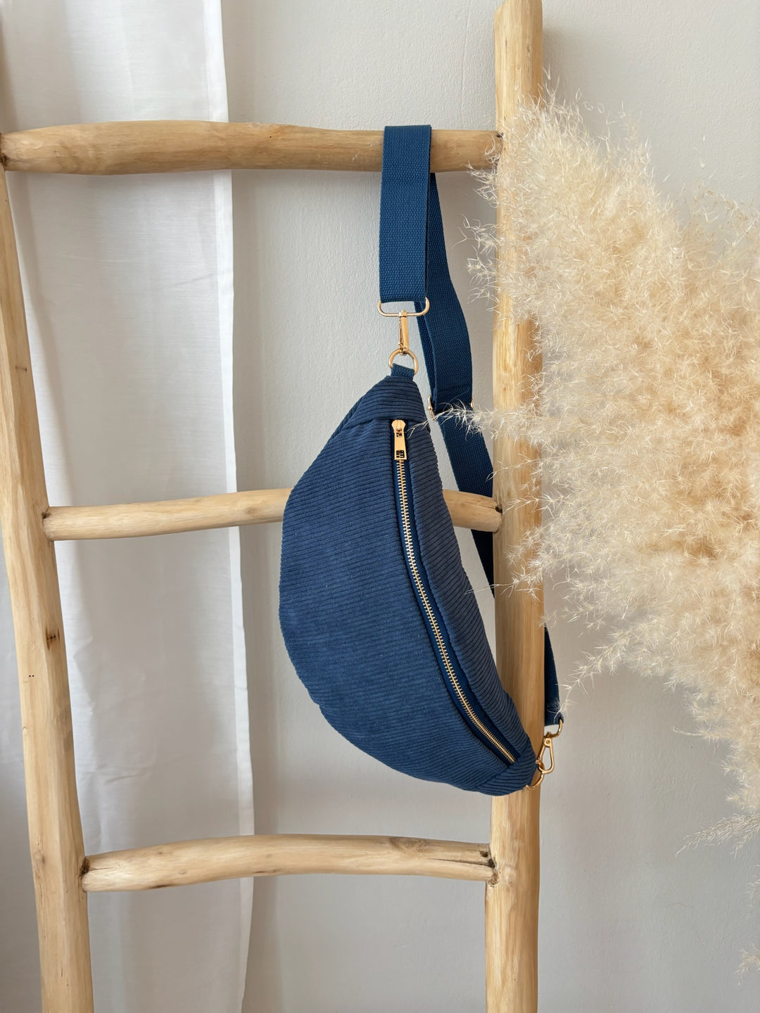 Crossbody Bag in Cord-Optik