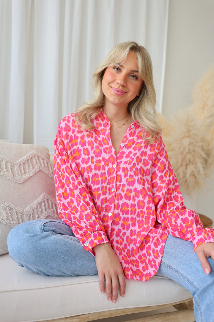 Kurzes Blusenhemd aus Musselin mit Leoprint Leolove