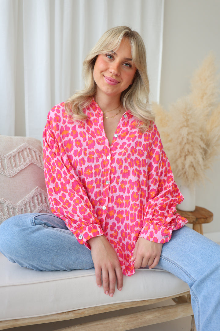 Kurzes Blusenhemd aus Musselin mit Leoprint Leolove