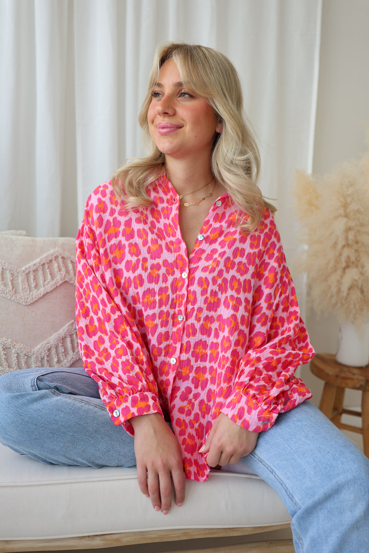 Kurzes Blusenhemd aus Musselin mit Leoprint Leolove