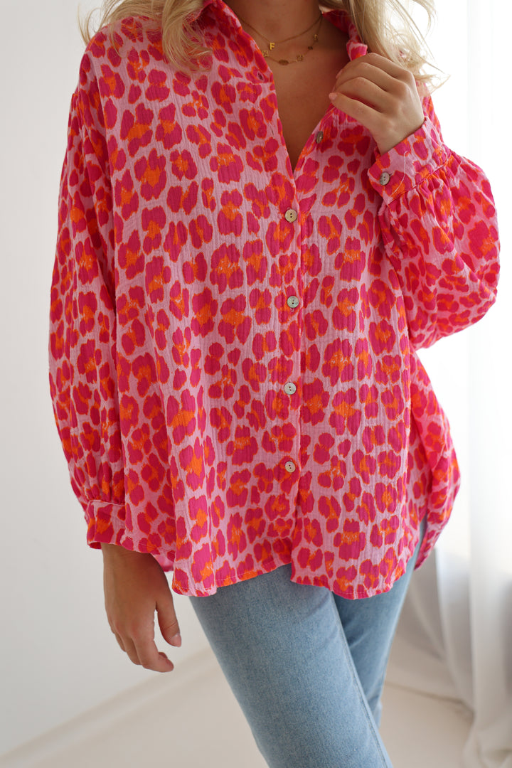 Kurzes Blusenhemd aus Musselin mit Leoprint Leolove