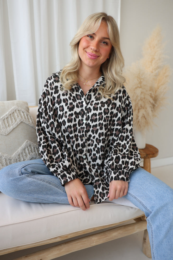 Kurzes Blusenhemd aus Musselin mit Leoprint Leolove
