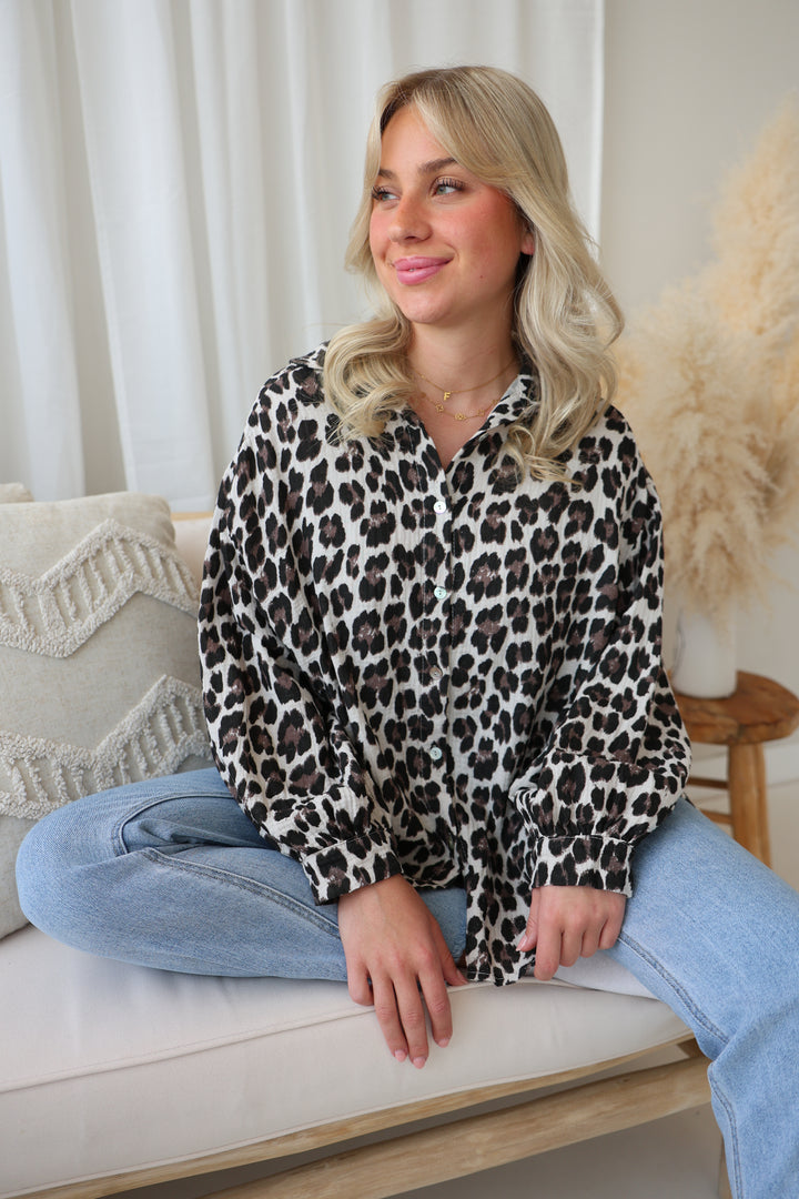 Kurzes Blusenhemd aus Musselin mit Leoprint Leolove