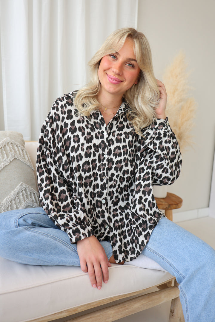 Kurzes Blusenhemd aus Musselin mit Leoprint Leolove