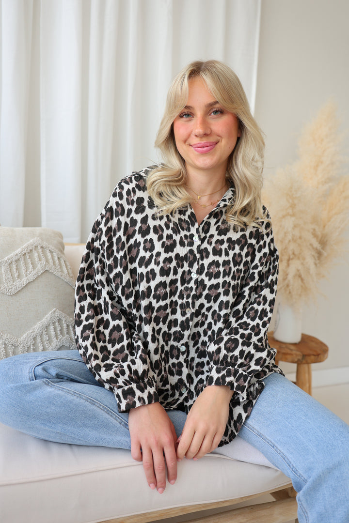 Kurzes Blusenhemd aus Musselin mit Leoprint Leolove