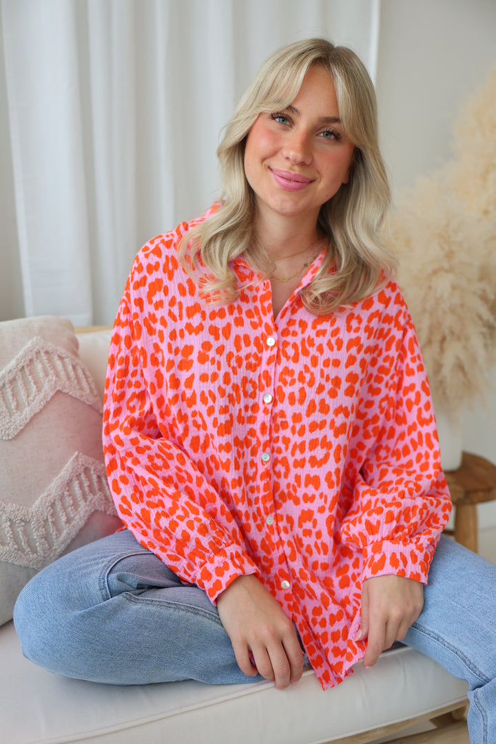 Kurzes Blusenhemd aus Musselin mit Leoprint Leolove