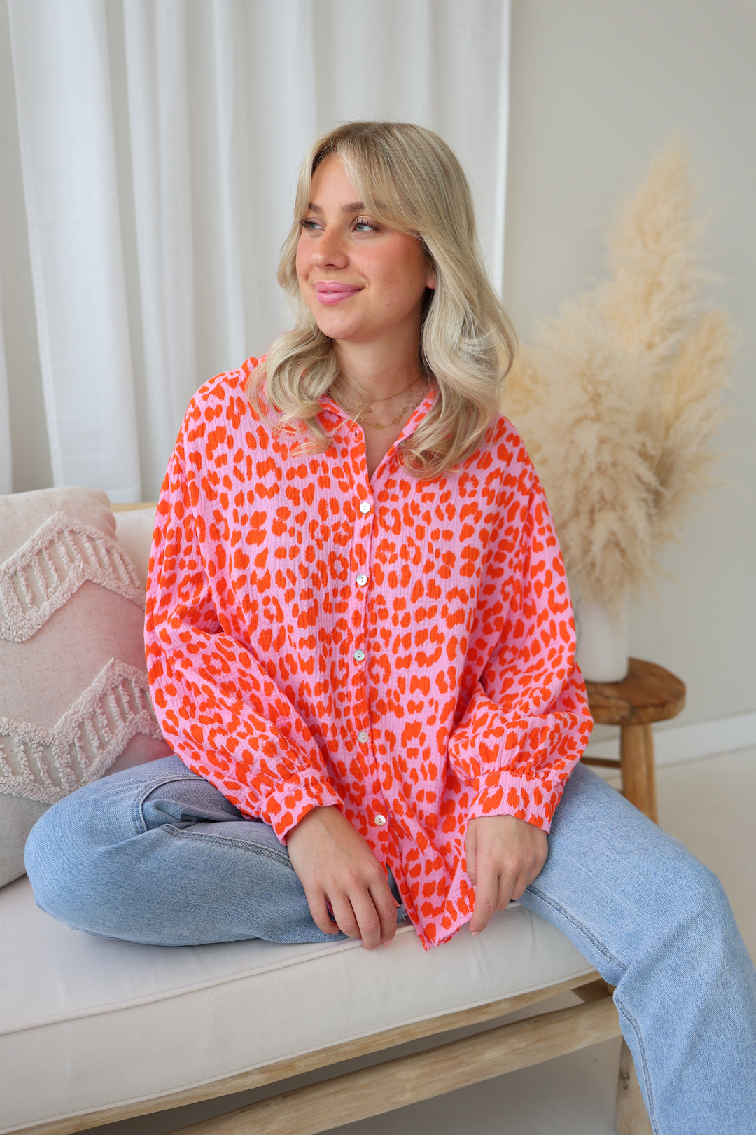 Kurzes Blusenhemd aus Musselin mit Leoprint Leolove