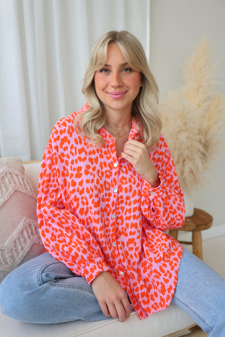 Kurzes Blusenhemd aus Musselin mit Leoprint Leolove