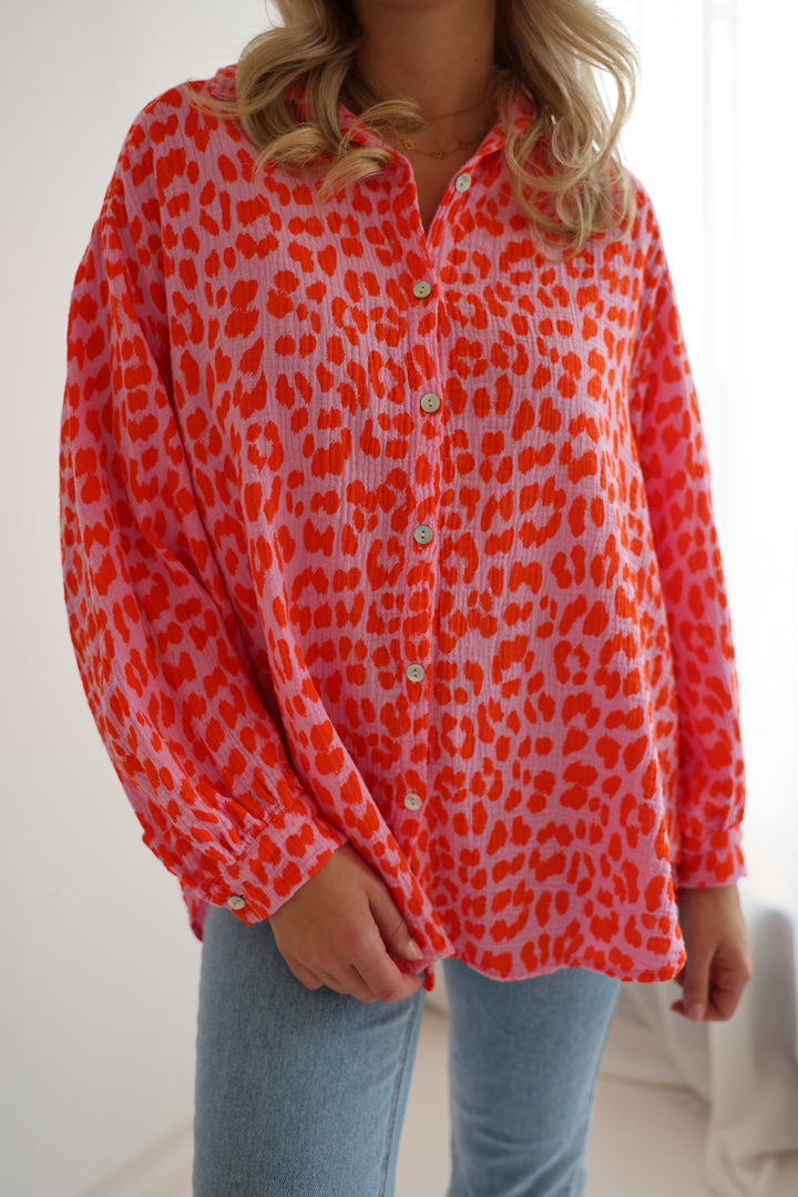Kurzes Blusenhemd aus Musselin mit Leoprint Leolove