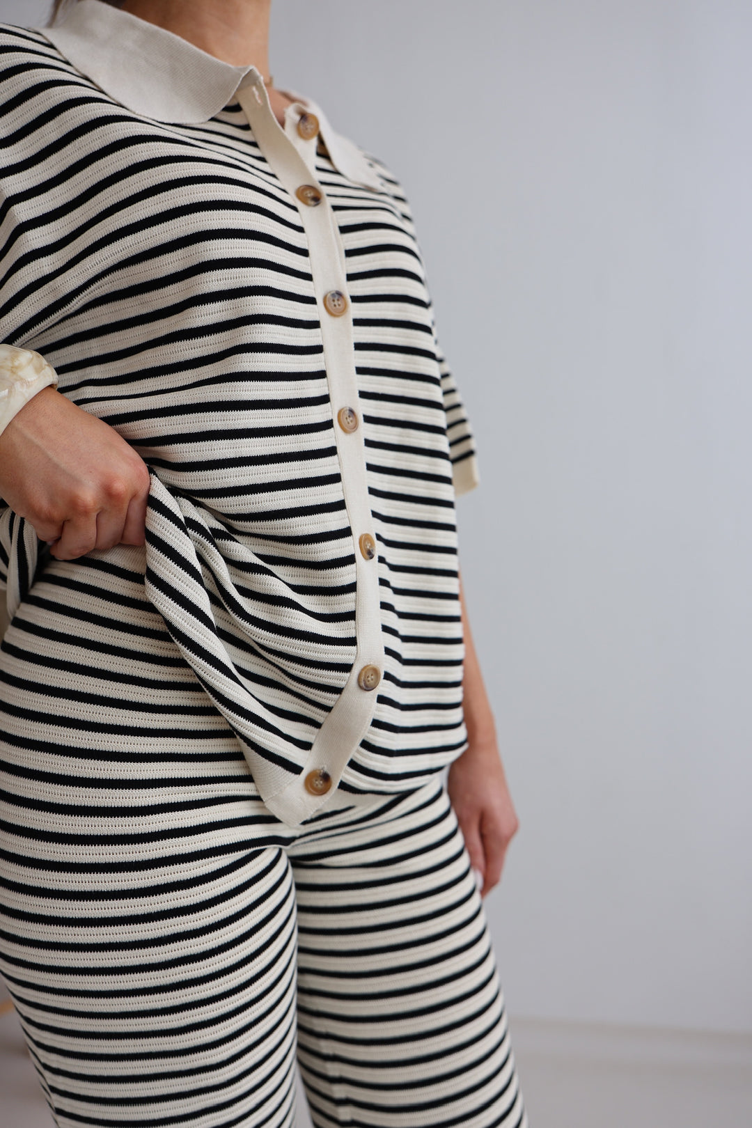 Gestreifter Kurzarm Cardigan mit Lochstrickmuster Cool Fit