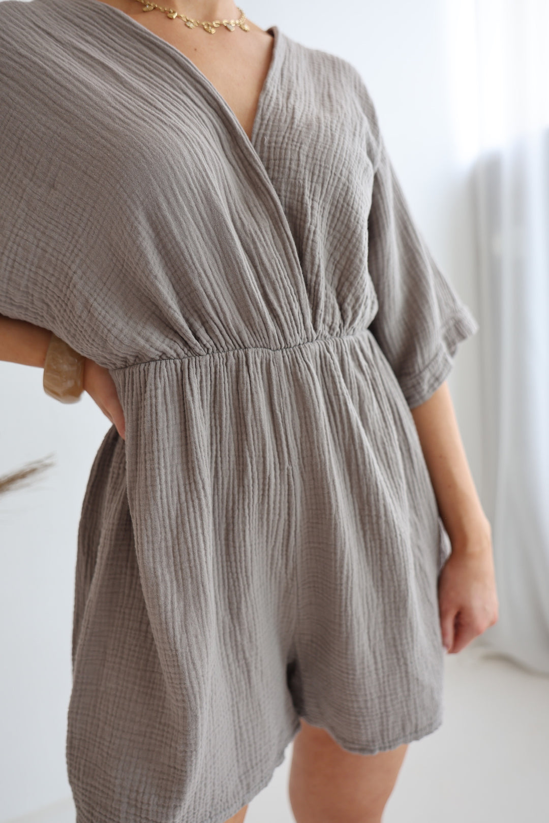 Musselin-Jumpsuit mit V-Ausschnitt Mara