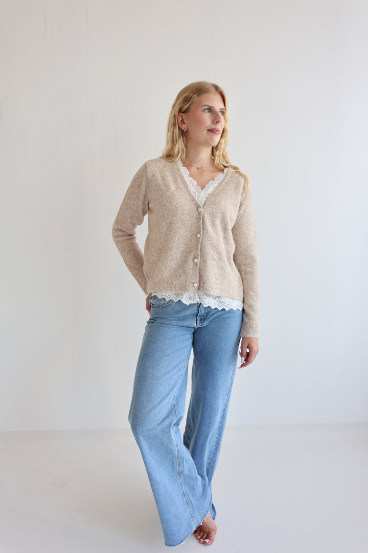 Strickjacke mit Spitzendetails