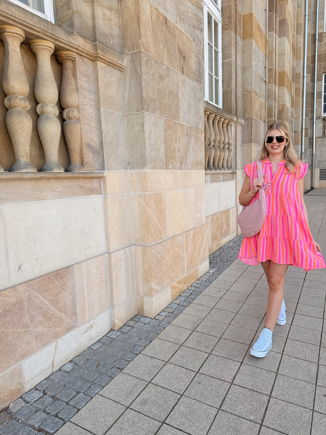 Kurzes Musselinkleid Neonstripes