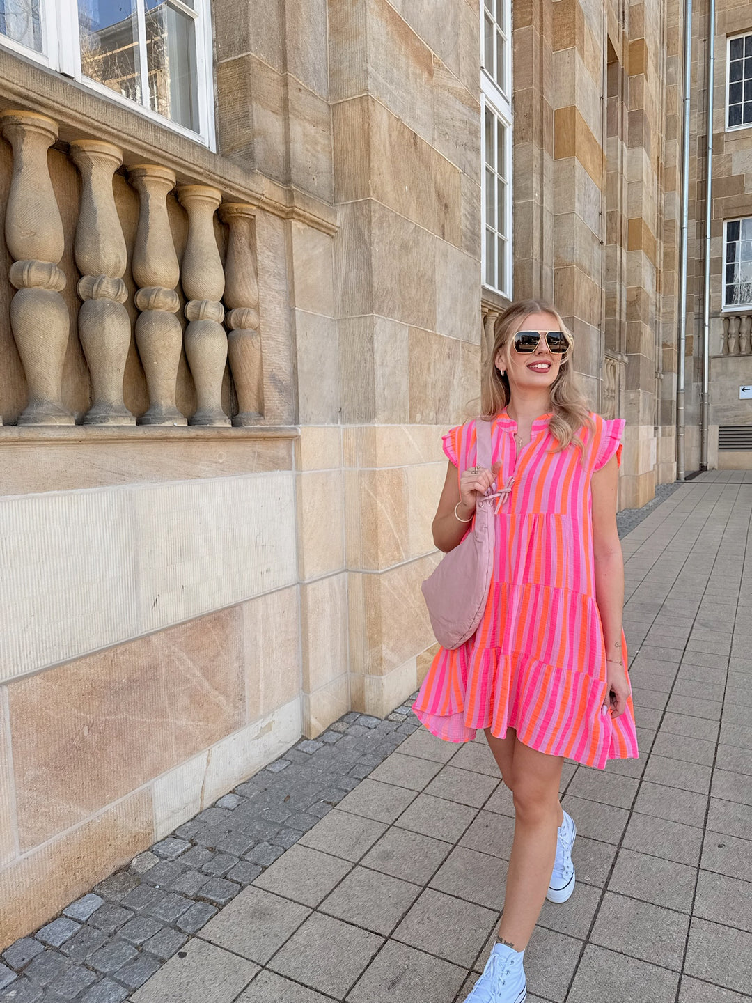Kurzes Musselinkleid Neonstripes