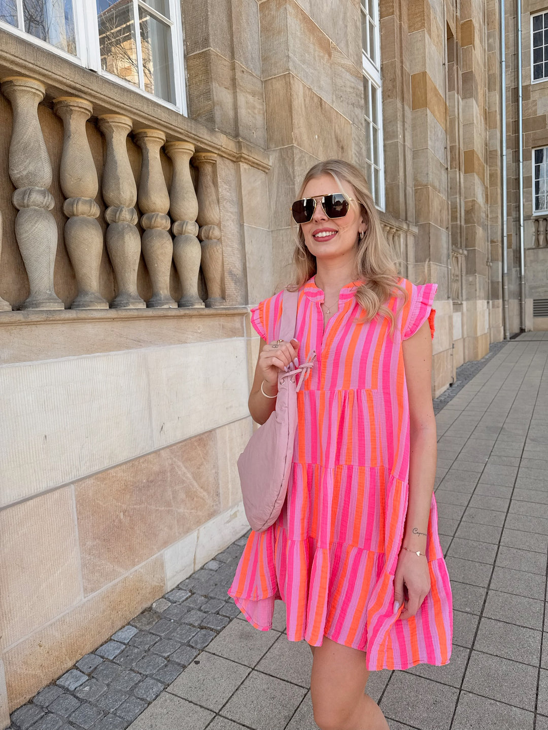 Kurzes Musselinkleid Neonstripes
