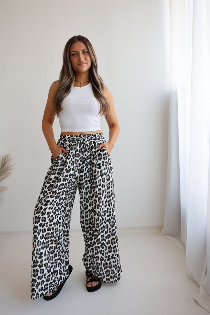 Lange Musselinhose mit Leoprint Leolove
