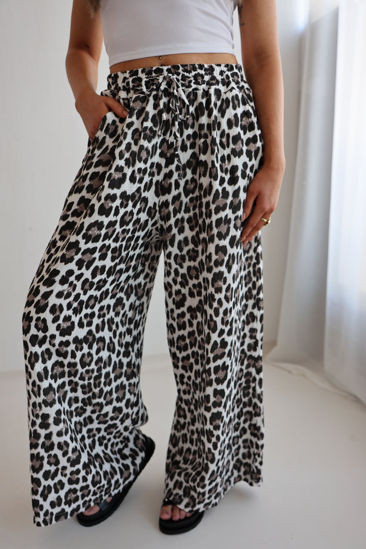 Lange Musselinhose mit Leoprint Leolove
