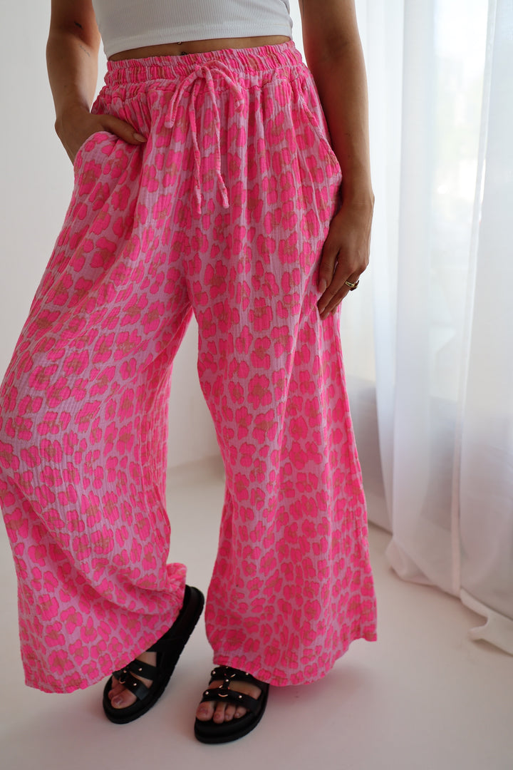 Lange Musselinhose mit Leoprint Leolove