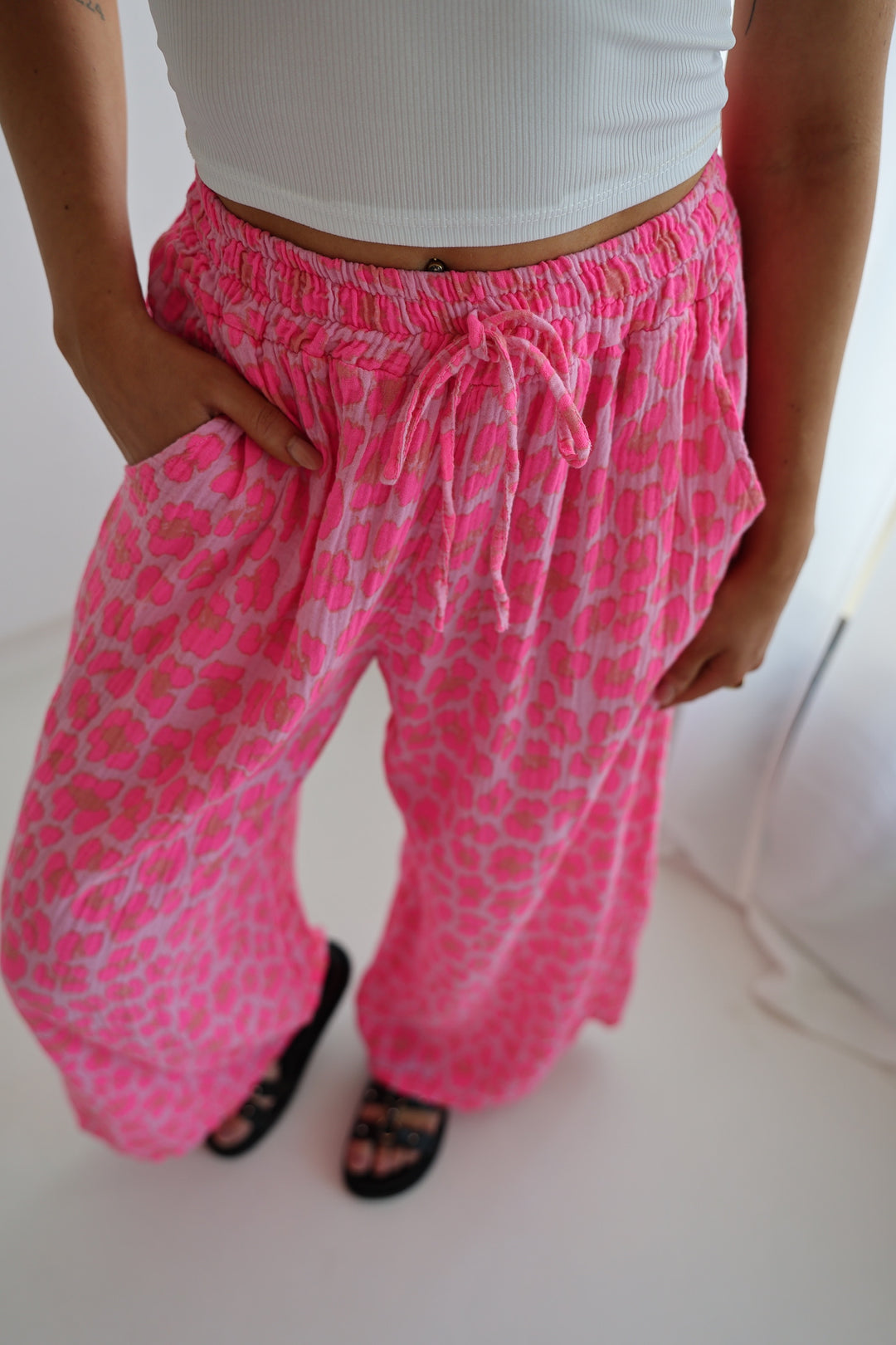 Lange Musselinhose mit Leoprint Leolove