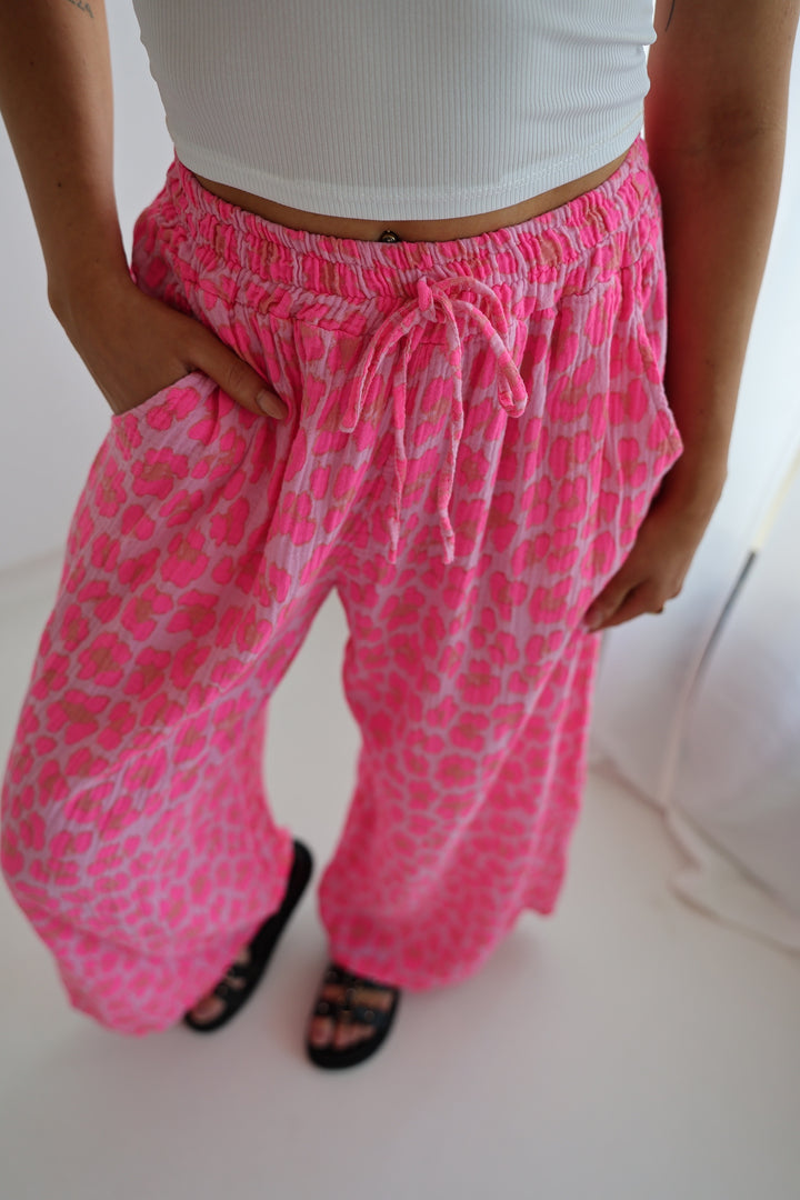 Lange Musselinhose mit Leoprint Leolove