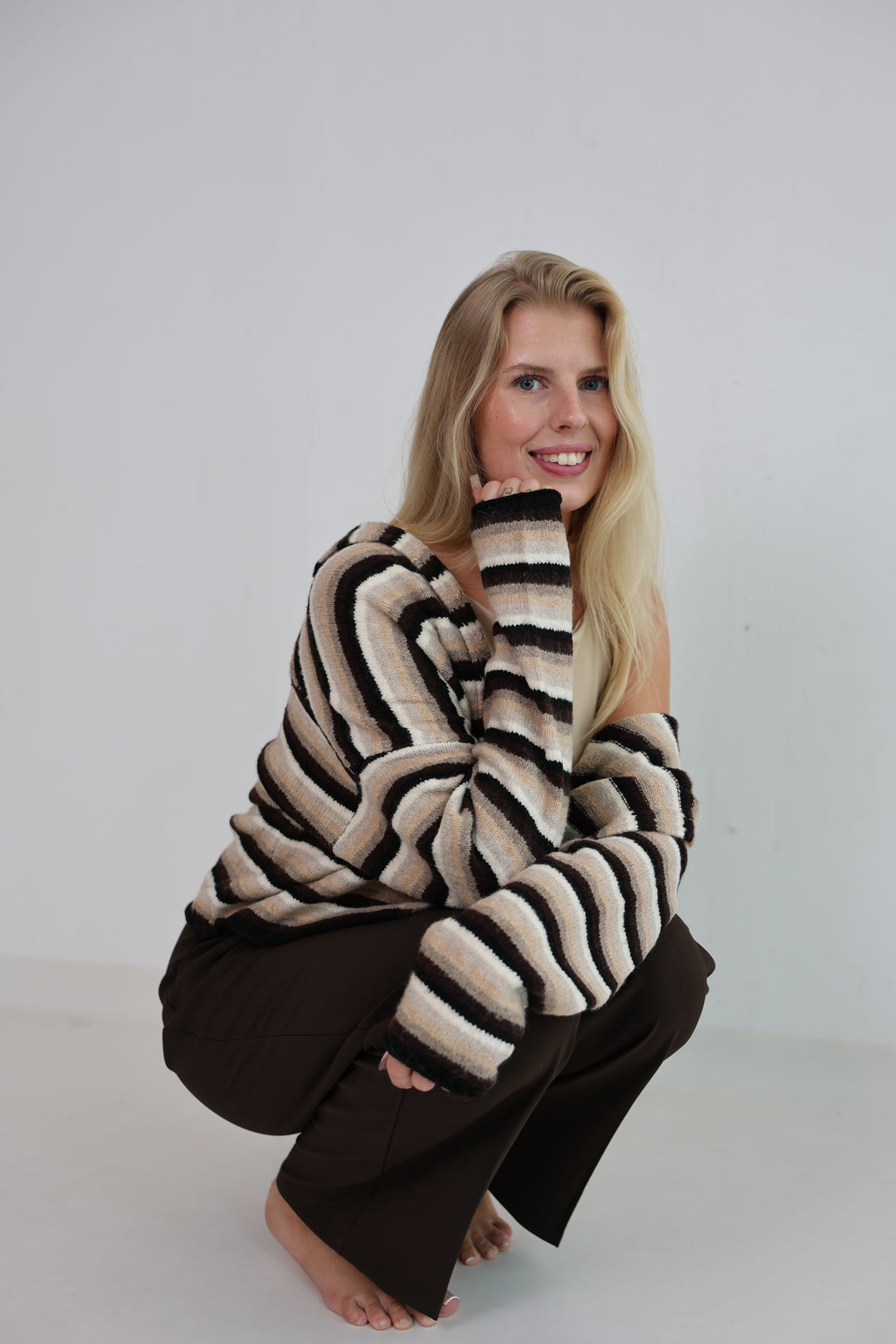 Gestreifte Strickjacke mit Mini-Stehkragen Hannah