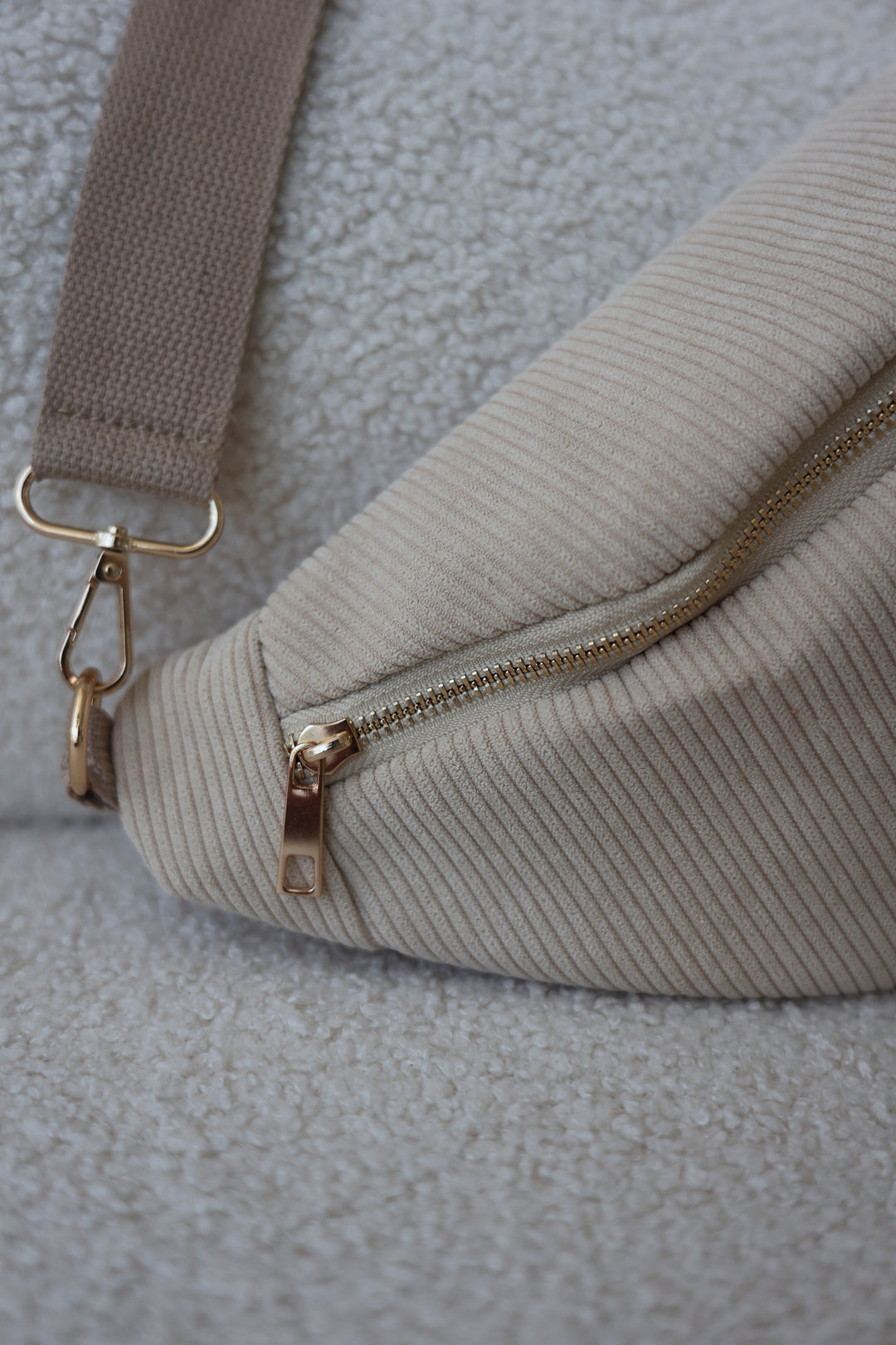 Crossbody Bag in Cord-Optik