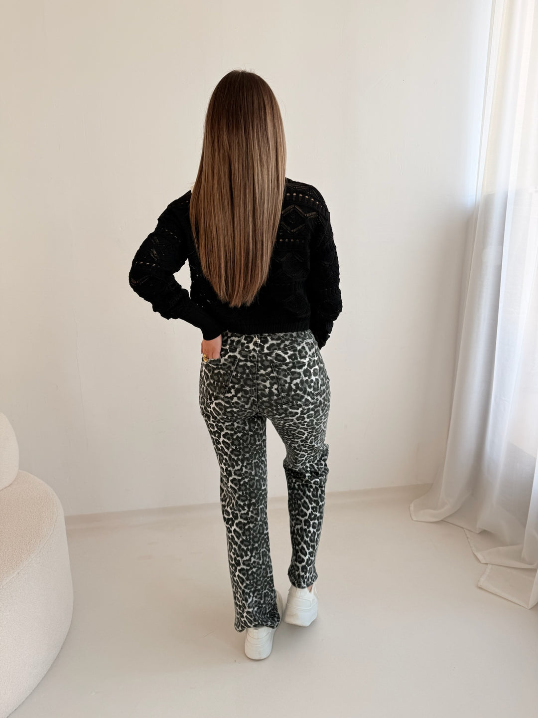Schwarze Straight Fit Jeans mit Leoprint