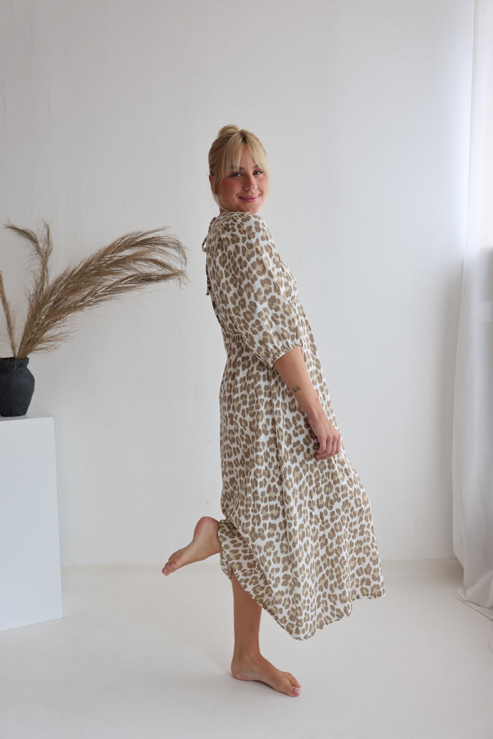 Langes Musselinkleid mit Leoprint Kendra