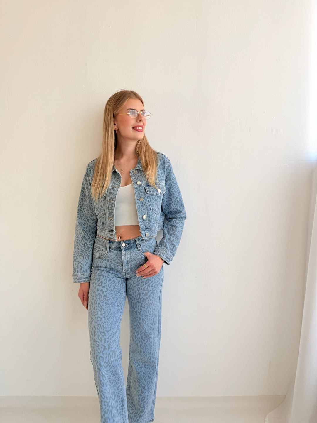 Cropped Jeansjacke mit Leoprint Bella