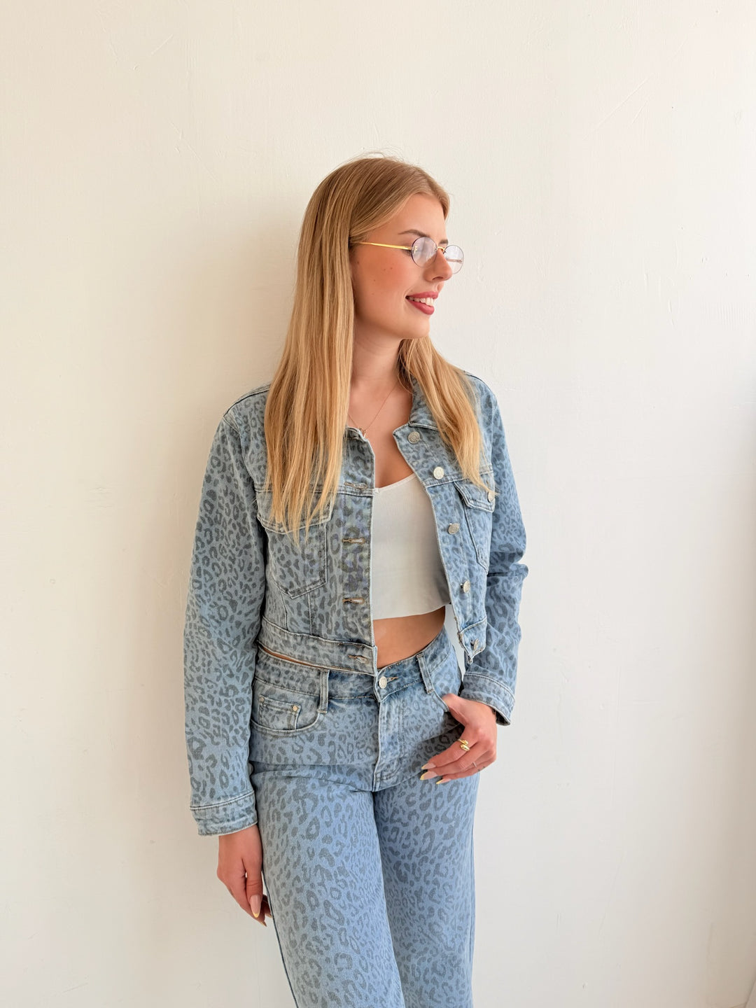 Cropped Jeansjacke mit Leoprint Bella