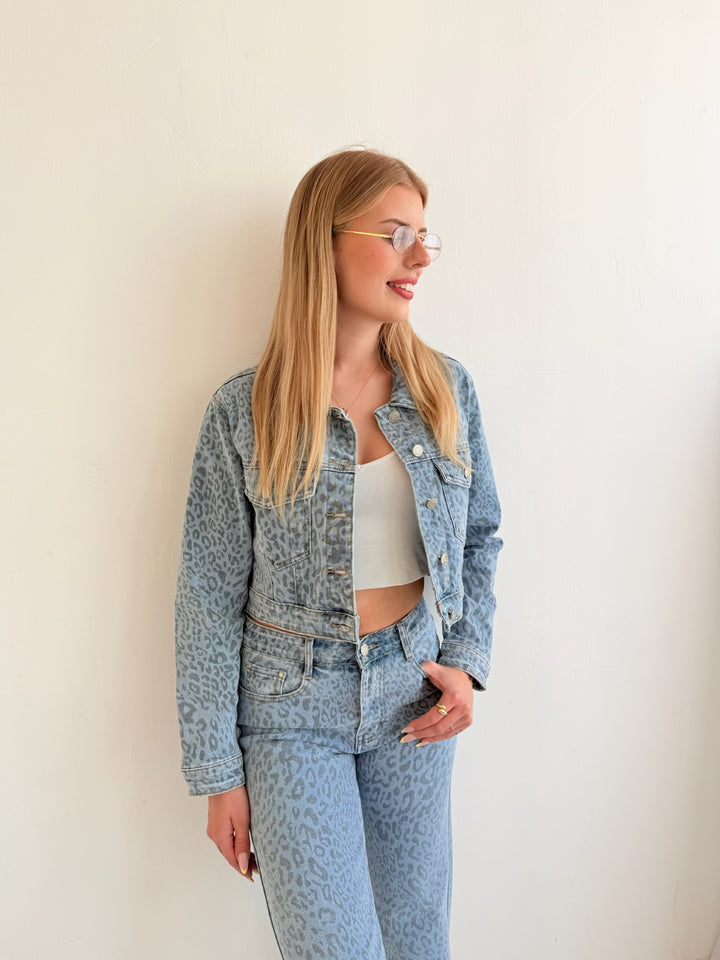 Cropped Jeansjacke mit Leoprint Bella