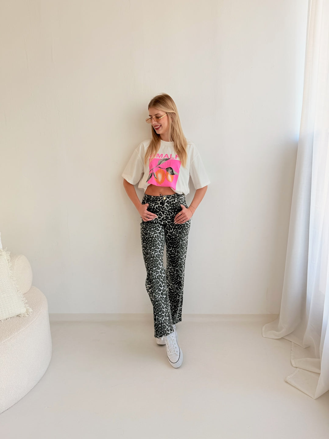 Schwarze Straight Fit Jeans mit Leoprint