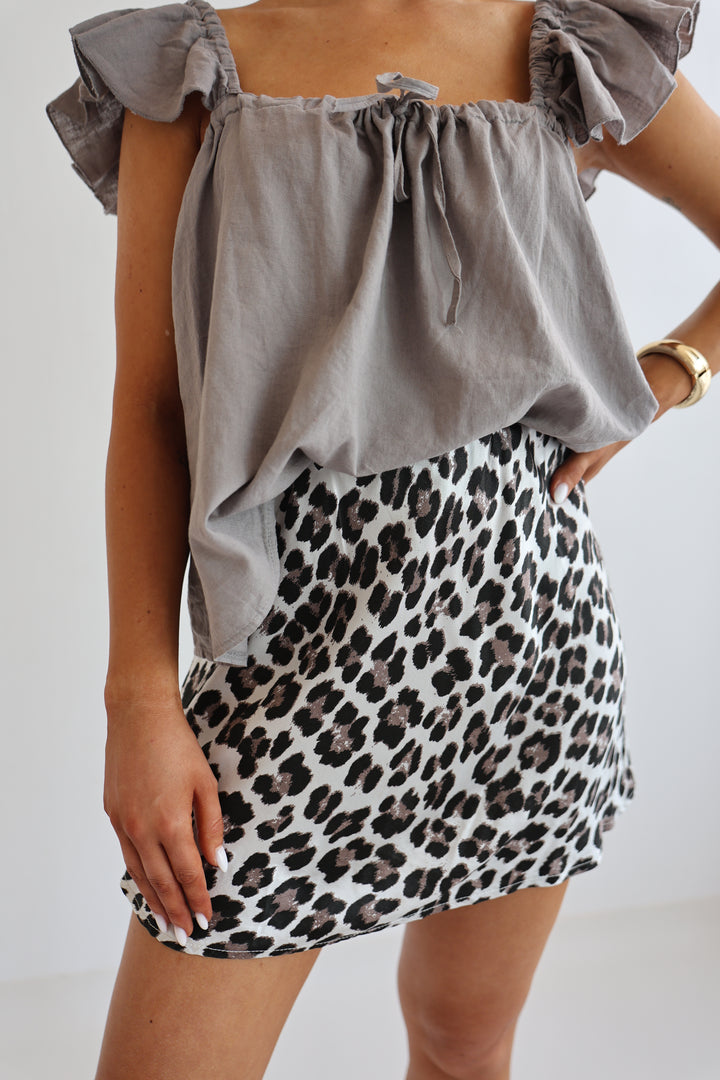 Kurzer Viskoserock mit Leoprint