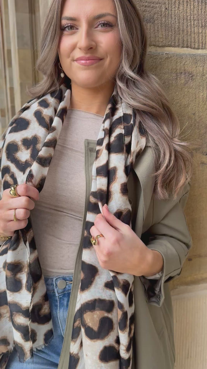 Langes Tuch mit Leoprint